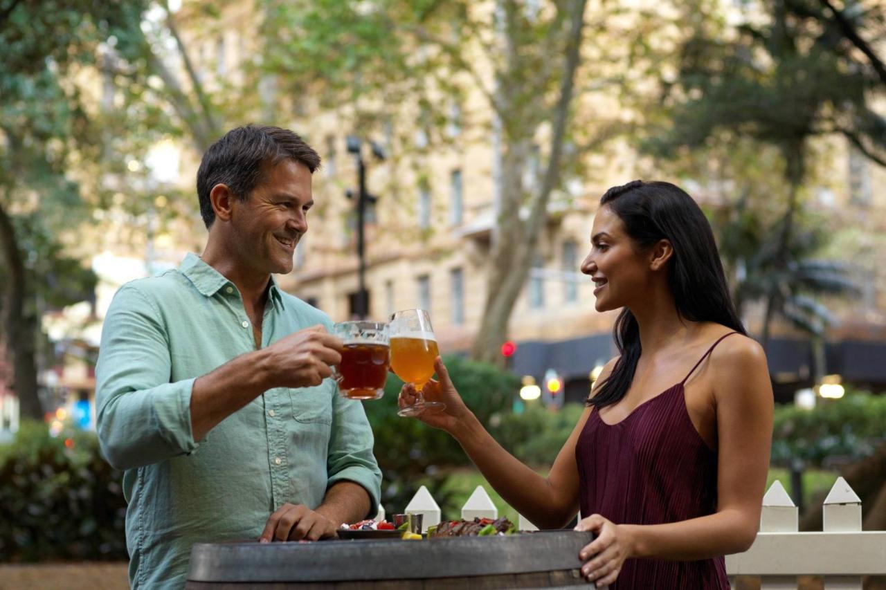 Sydney Harbour Marriott Hotel At Circular Quay Exterior photo A couple drinking beer
