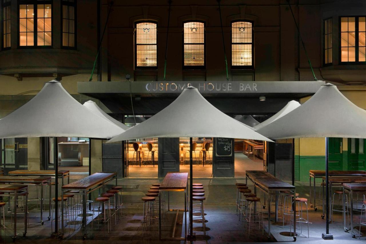 Sydney Harbour Marriott Hotel At Circular Quay Exterior photo The bar at night